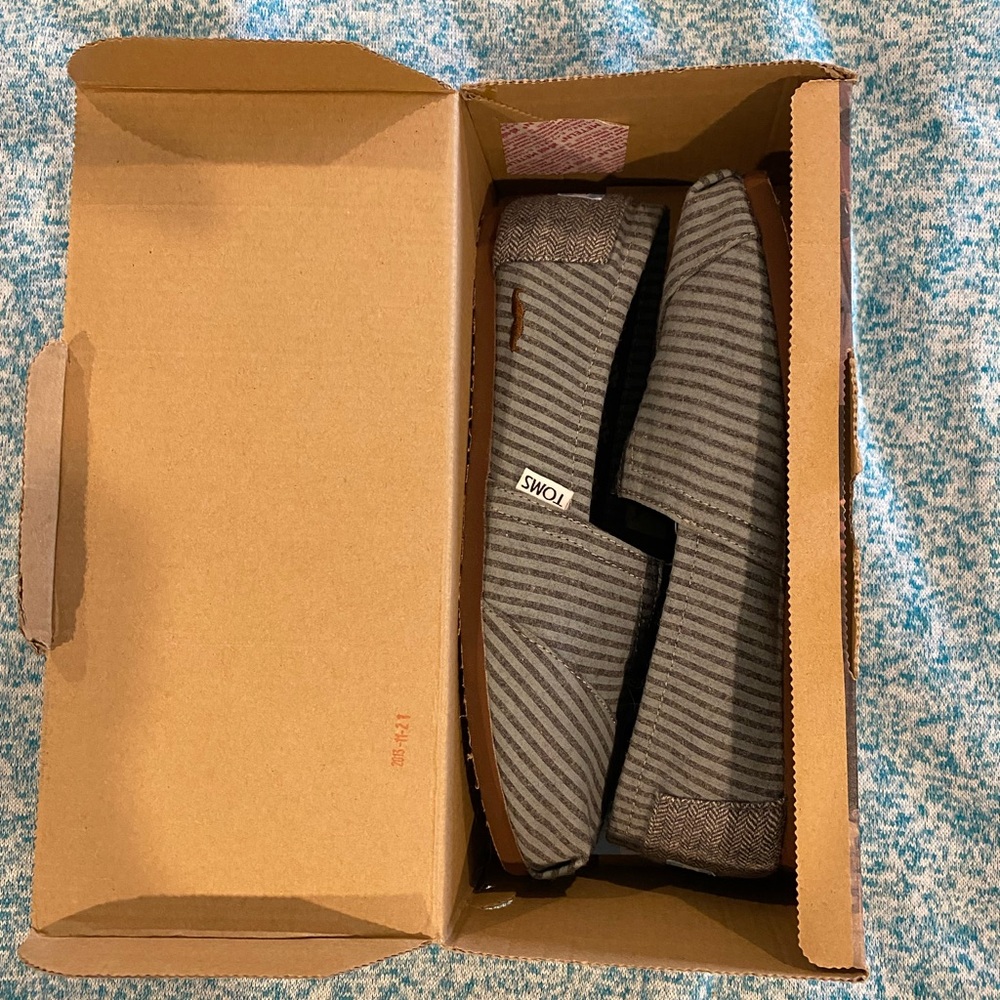 Toms Gray Flats with Ribbed Texture - Picture 2 of 4